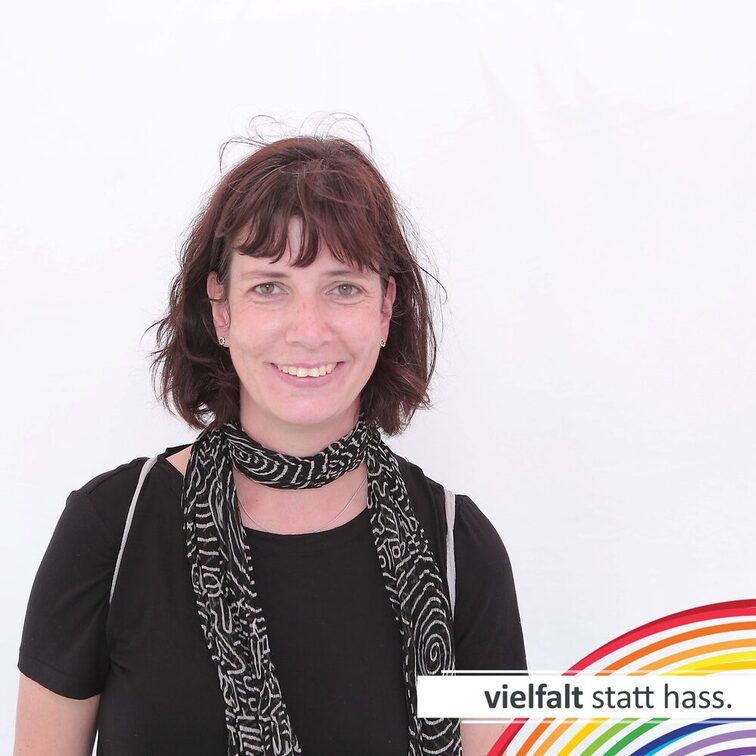 Menschen zeigen ihr Gesicht für Vielfalt statt Hass.