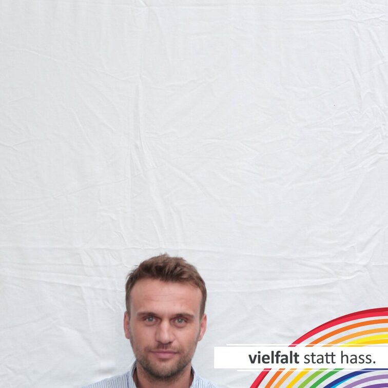 Menschen zeigen ihr Gesicht für Vielfalt statt Hass.