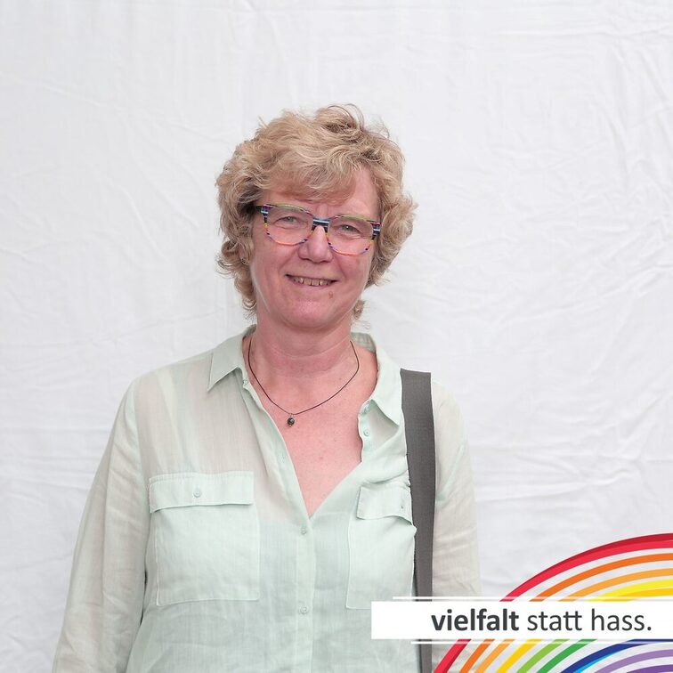 Menschen zeigen ihr Gesicht für Vielfalt statt Hass.