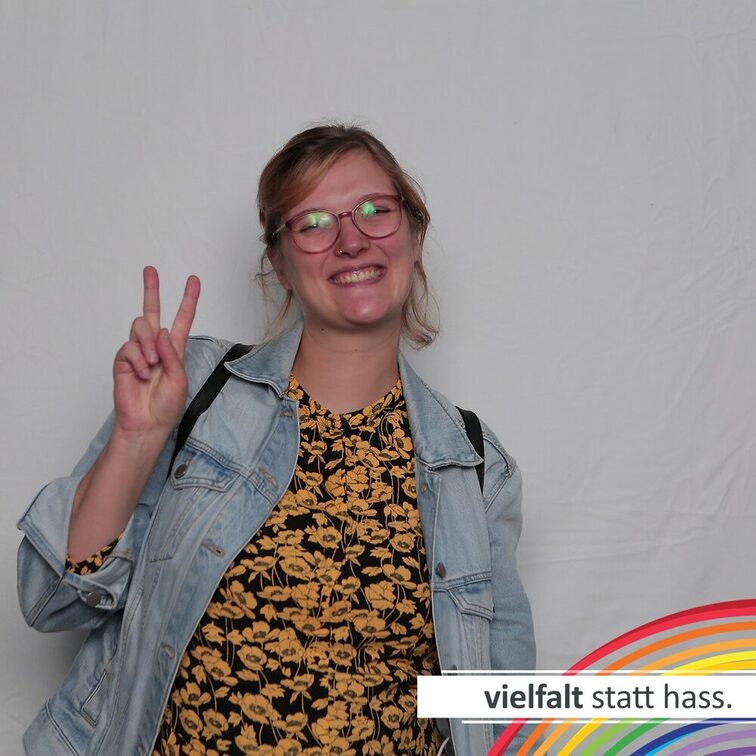 Menschen zeigen ihr Gesicht für Vielfalt statt Hass.