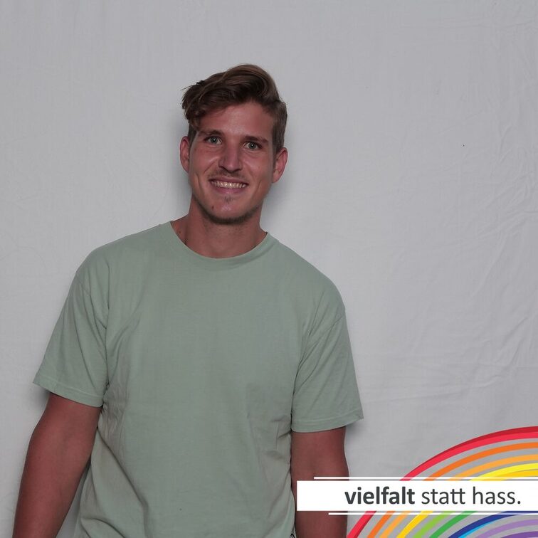 Menschen zeigen ihr Gesicht für Vielfalt statt Hass.