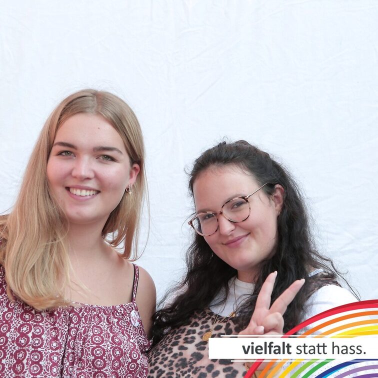 Menschen zeigen ihr Gesicht für Vielfalt statt Hass.