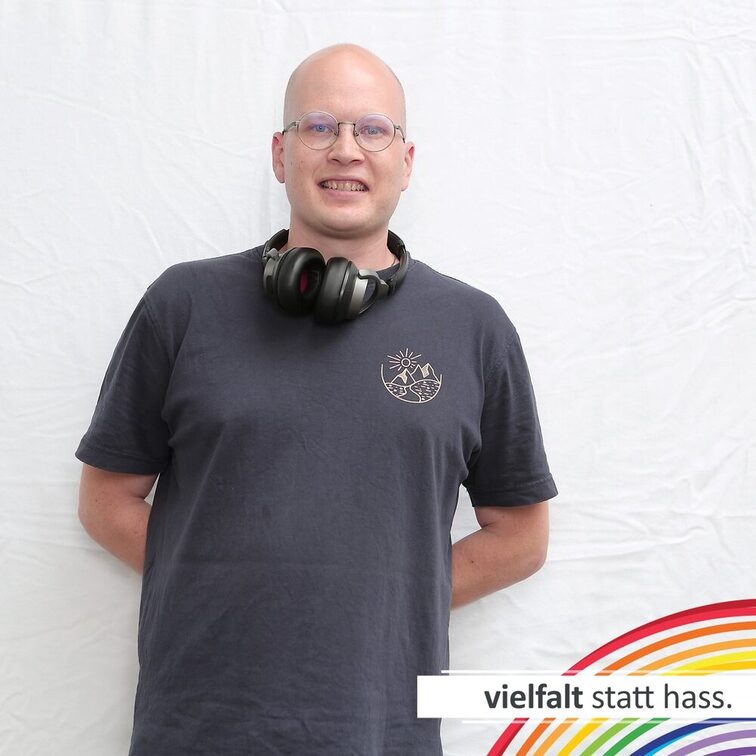 Menschen zeigen ihr Gesicht für Vielfalt statt Hass.