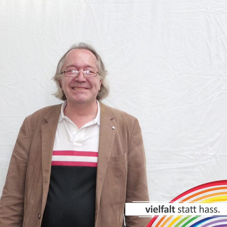 Menschen zeigen ihr Gesicht für Vielfalt statt Hass.