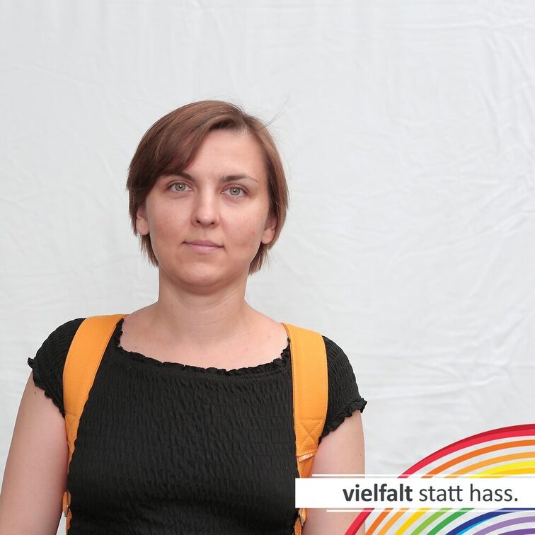 Menschen zeigen ihr Gesicht für Vielfalt statt Hass.