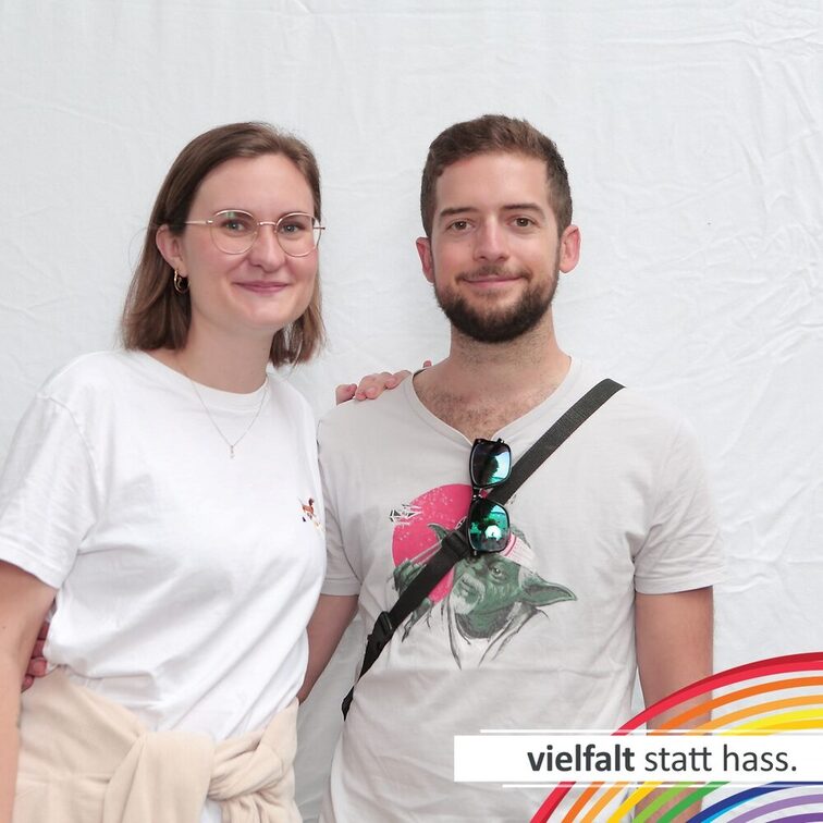 Menschen zeigen ihr Gesicht für Vielfalt statt Hass.