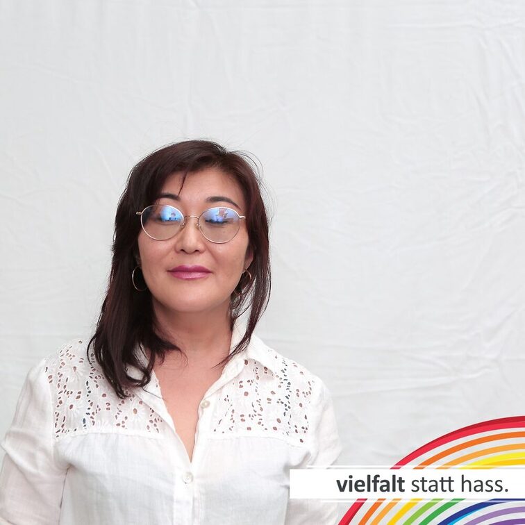 Menschen zeigen ihr Gesicht für Vielfalt statt Hass.