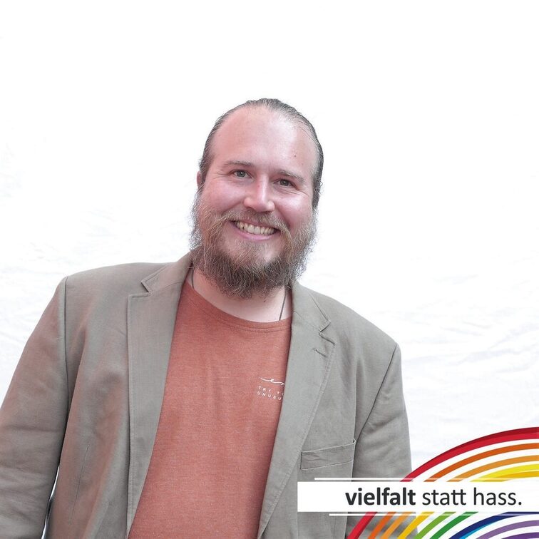 Menschen zeigen ihr Gesicht für Vielfalt statt Hass.