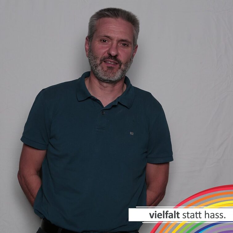 Menschen zeigen ihr Gesicht für Vielfalt statt Hass.