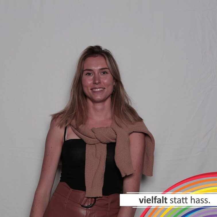 Menschen zeigen ihr Gesicht für Vielfalt statt Hass.