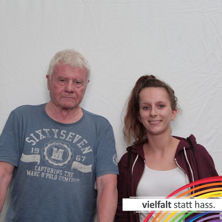 Menschen zeigen ihr Gesicht für Vielfalt statt Hass.