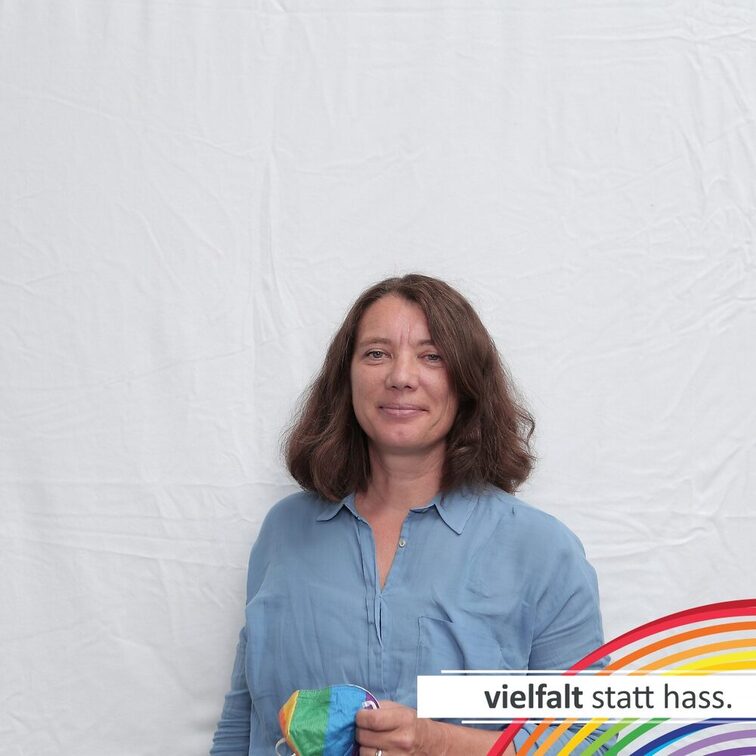 Menschen zeigen ihr Gesicht für Vielfalt statt Hass.