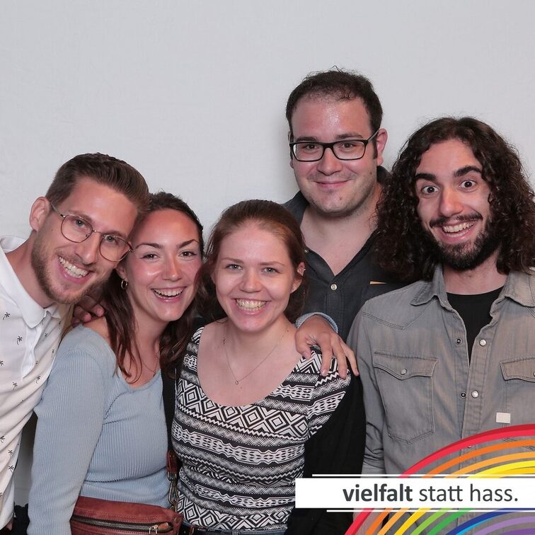 Menschen zeigen ihr Gesicht für Vielfalt statt Hass.