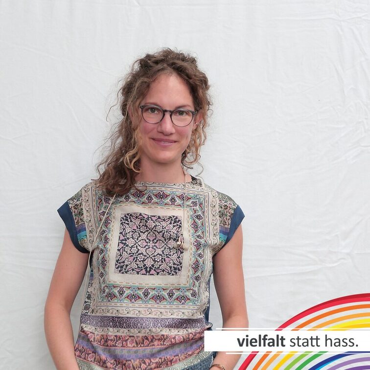 Menschen zeigen ihr Gesicht für Vielfalt statt Hass.