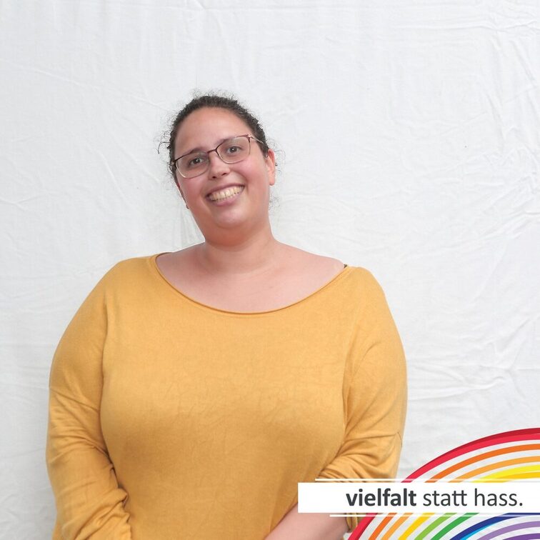 Menschen zeigen ihr Gesicht für Vielfalt statt Hass.