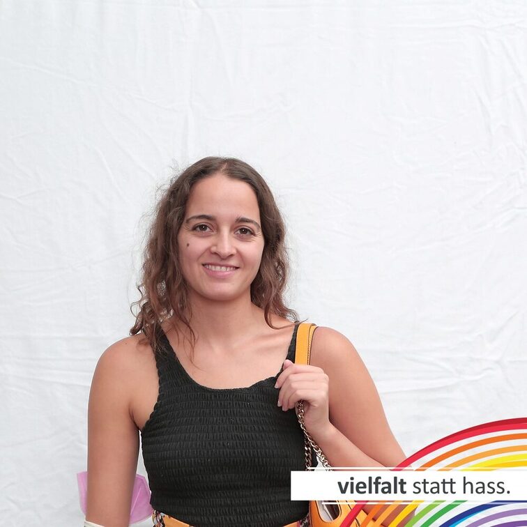 Menschen zeigen ihr Gesicht für Vielfalt statt Hass.