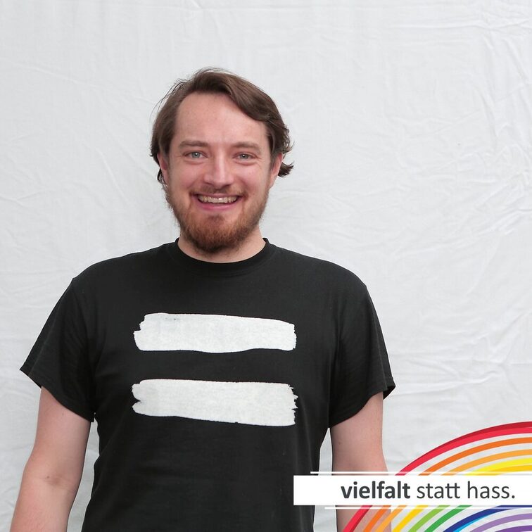 Menschen zeigen ihr Gesicht für Vielfalt statt Hass.