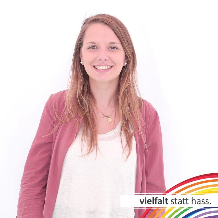 Menschen zeigen ihr Gesicht für Vielfalt statt Hass.