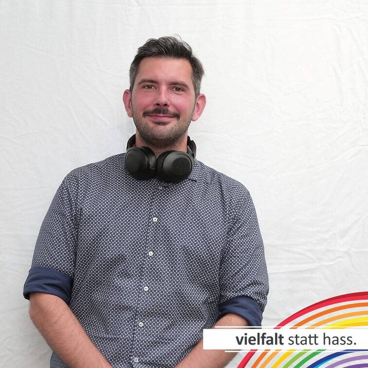 Menschen zeigen ihr Gesicht für Vielfalt statt Hass.