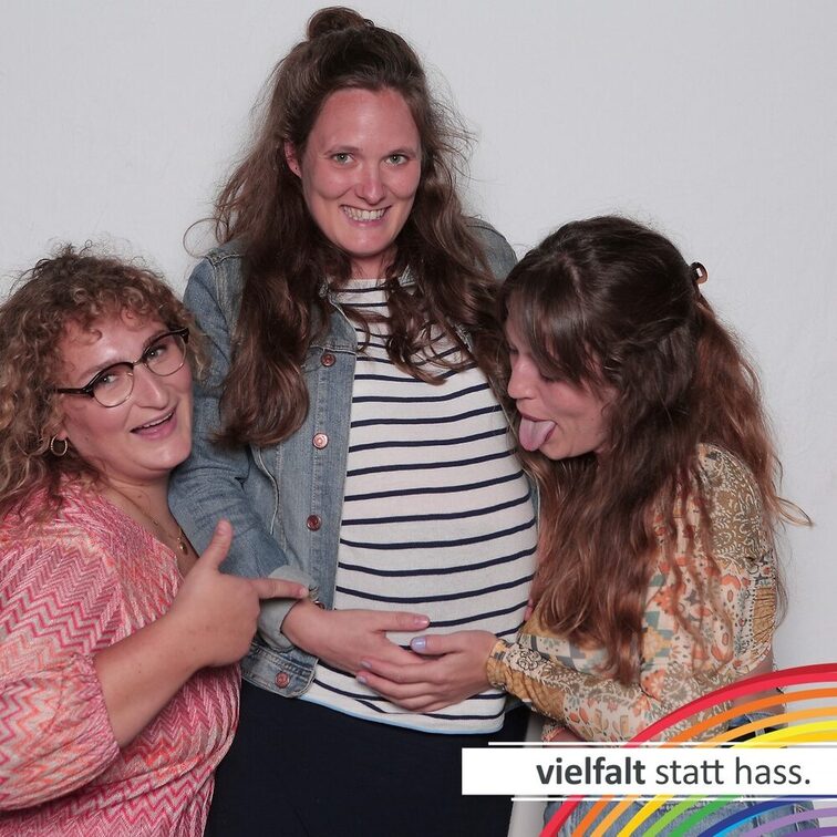 Menschen zeigen ihr Gesicht für Vielfalt statt Hass.