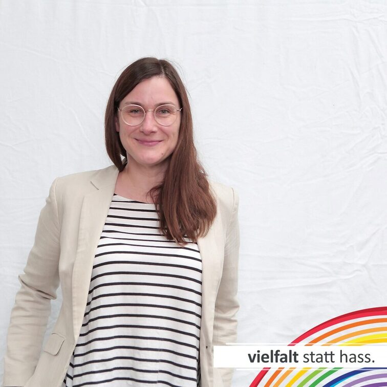 Menschen zeigen ihr Gesicht für Vielfalt statt Hass.