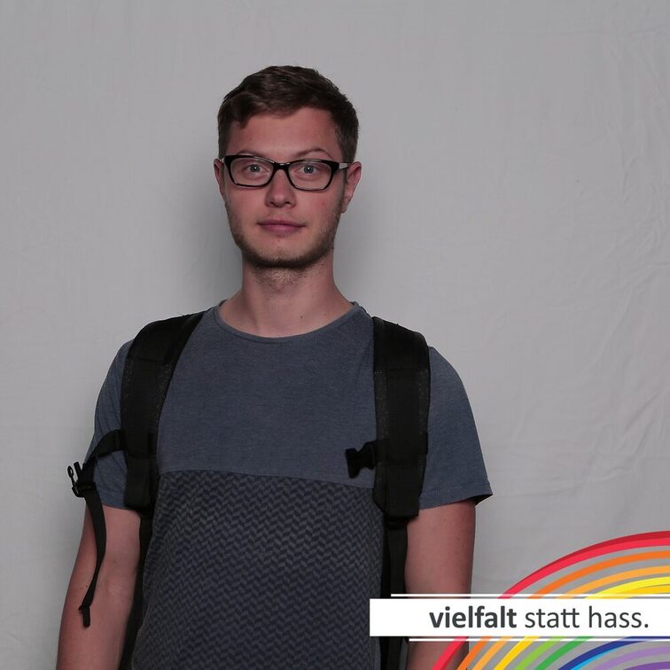 Menschen zeigen ihr Gesicht für Vielfalt statt Hass.