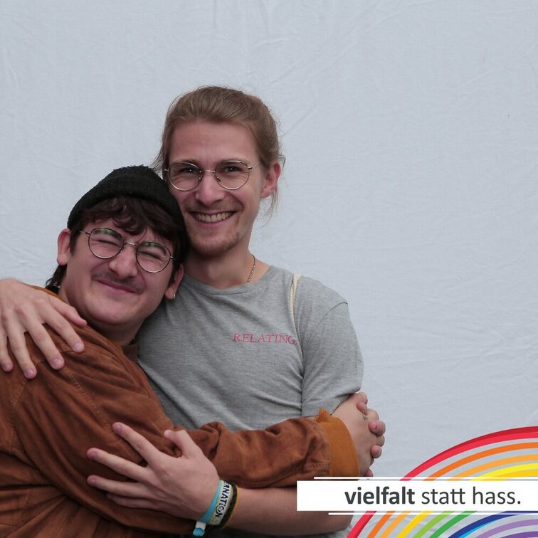 Menschen zeigen ihr Gesicht für Vielfalt statt Hass.