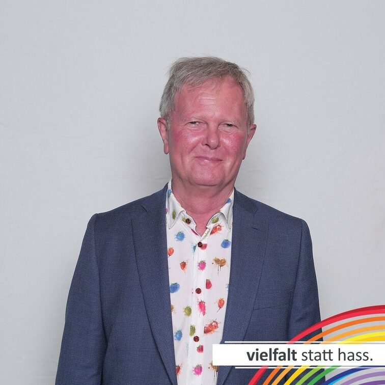 Menschen zeigen ihr Gesicht für Vielfalt statt Hass.