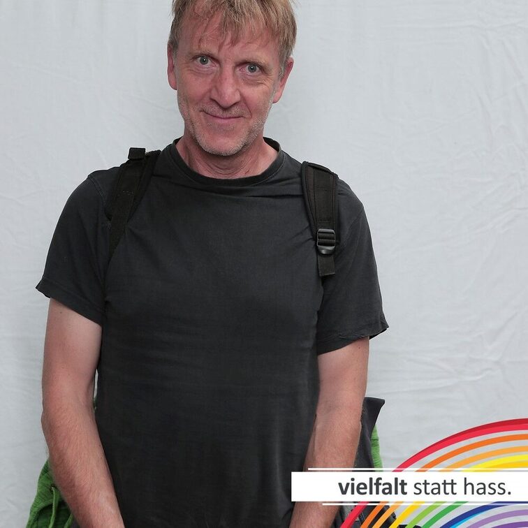 Menschen zeigen ihr Gesicht für Vielfalt statt Hass.