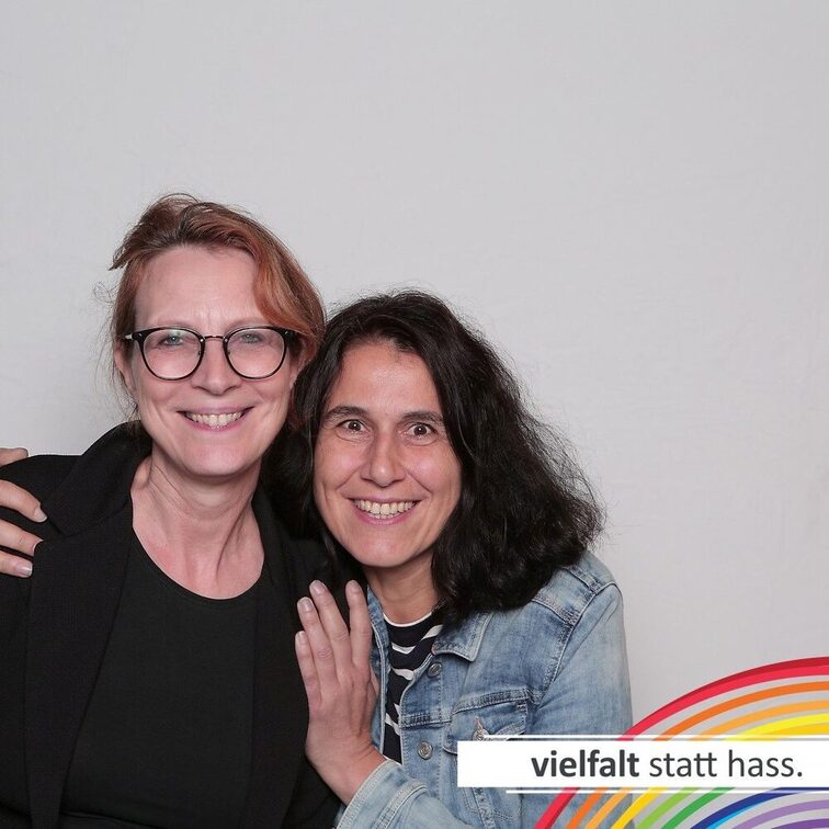 Menschen zeigen ihr Gesicht für Vielfalt statt Hass.