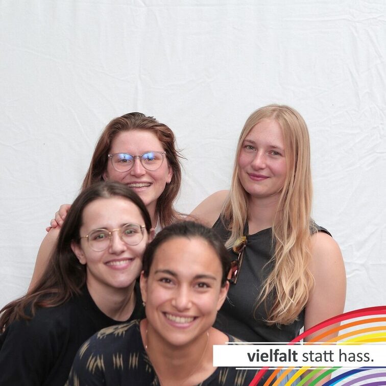 Menschen zeigen ihr Gesicht für Vielfalt statt Hass.