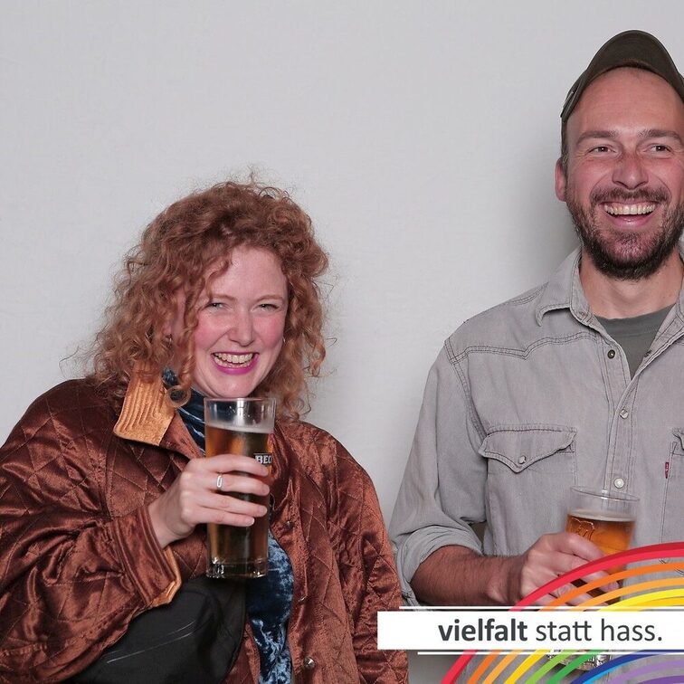 Menschen zeigen ihr Gesicht für Vielfalt statt Hass.