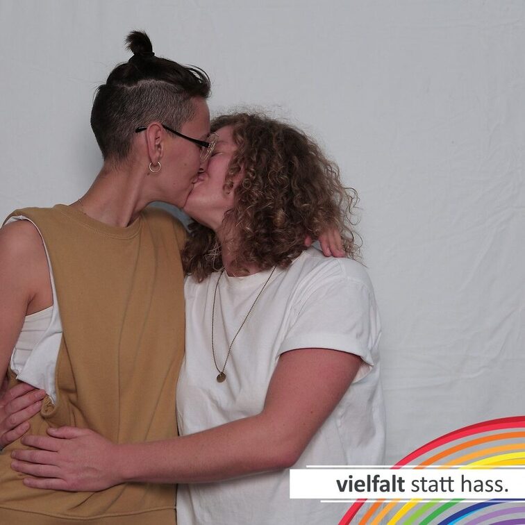 Menschen zeigen ihr Gesicht für Vielfalt statt Hass.