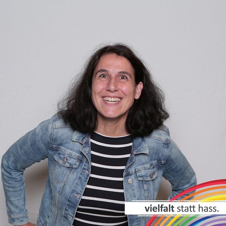 Menschen zeigen ihr Gesicht für Vielfalt statt Hass.