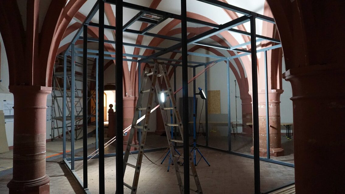 Gerüst für den Kubus, die spätere Schatzkammer mit den Bibeln