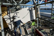 Bildergalerie Rathaussanierung April 2025 Ein Mitarbeiter transportiert Gipskartonplatten für den Innenausbau Ein Mitarbeiter transportiert Gipskartonplatten für den Innenausbau