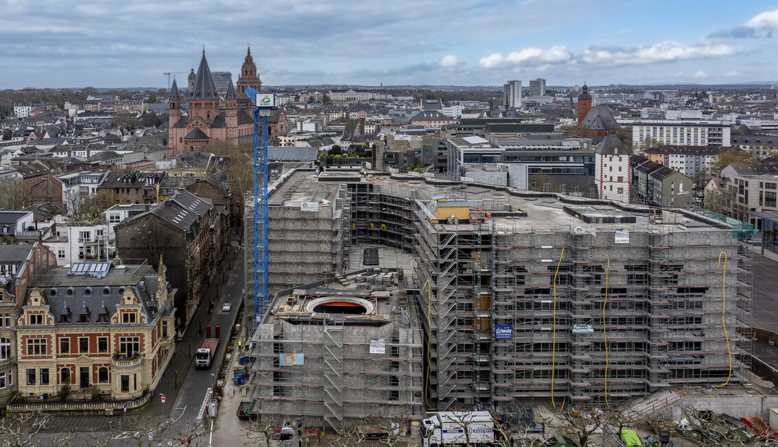 Drohnenaufnahme des Rathauses mit Dom im Hintergrund