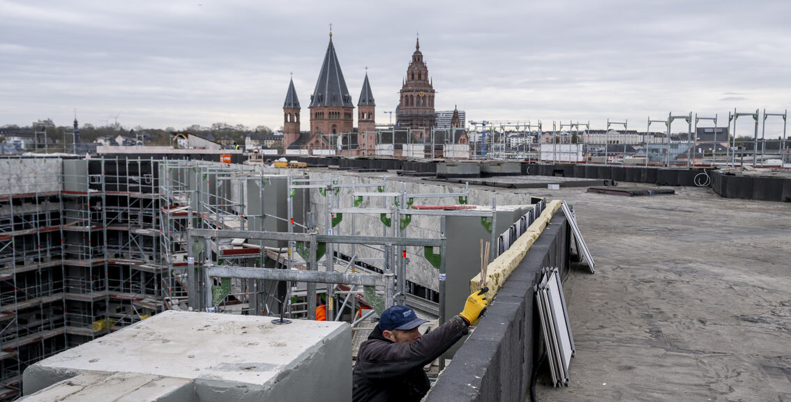 Die Dämmung hinter die neue Fassade wird verlegt