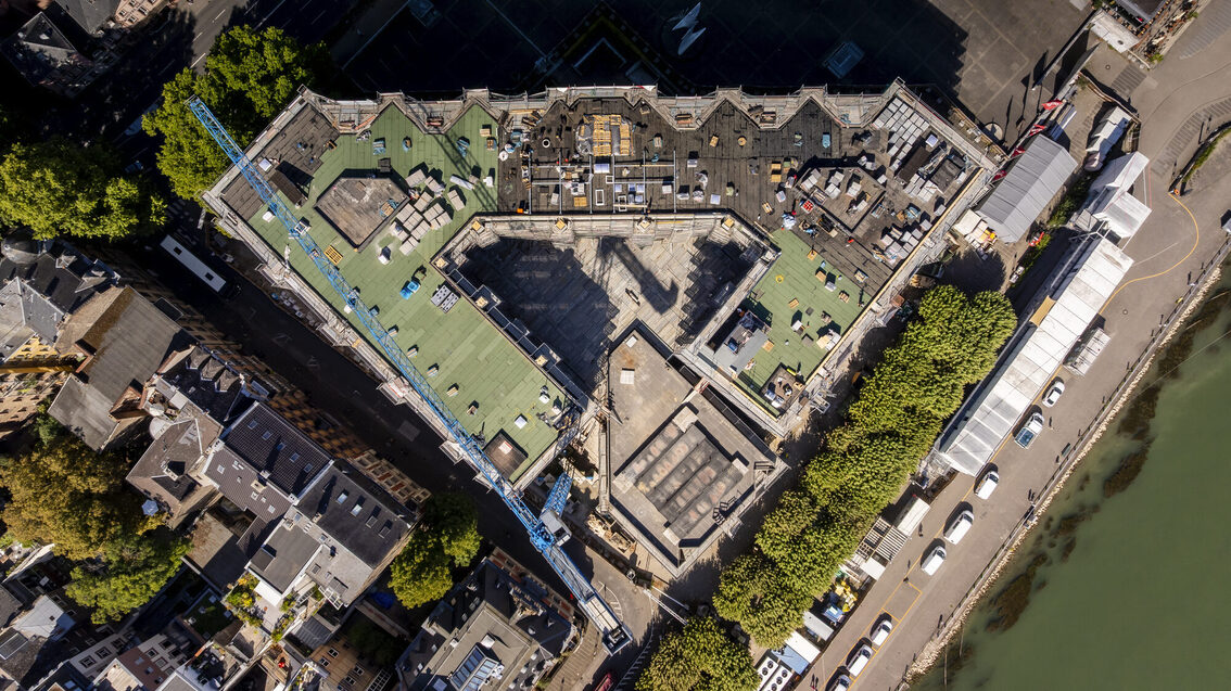 Das Rathaus aus der Luft fotografiert, Blick diagonal von oben