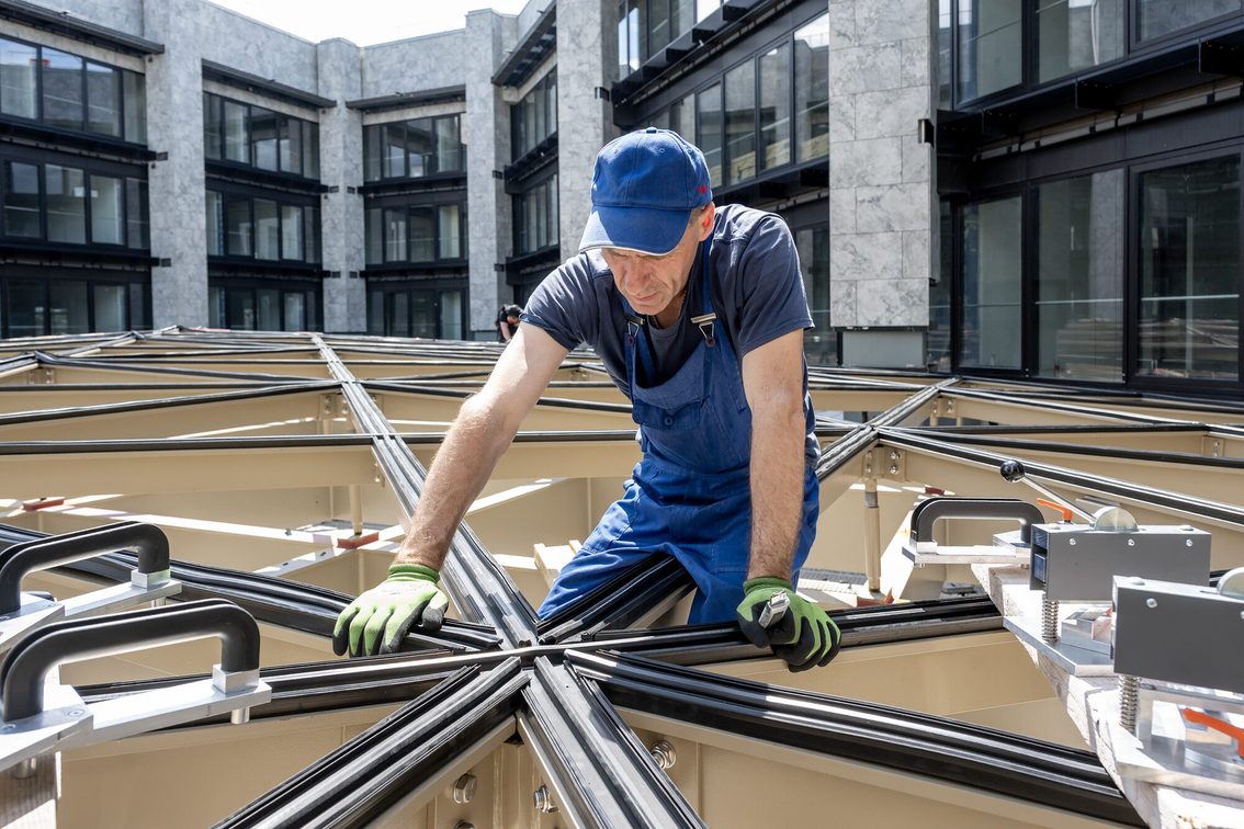 Ein Mann arbeitet bei der Renovierung des Rathauses