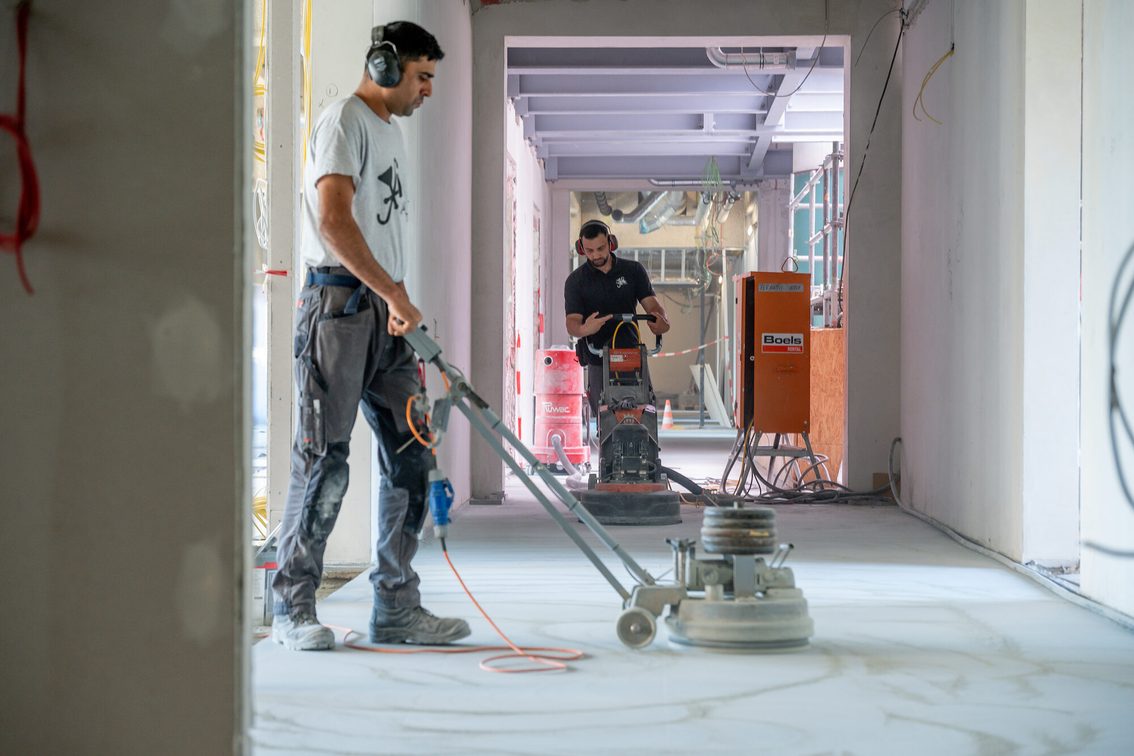Zwei Männer arbeiten bei der Renovierung des Rathauses