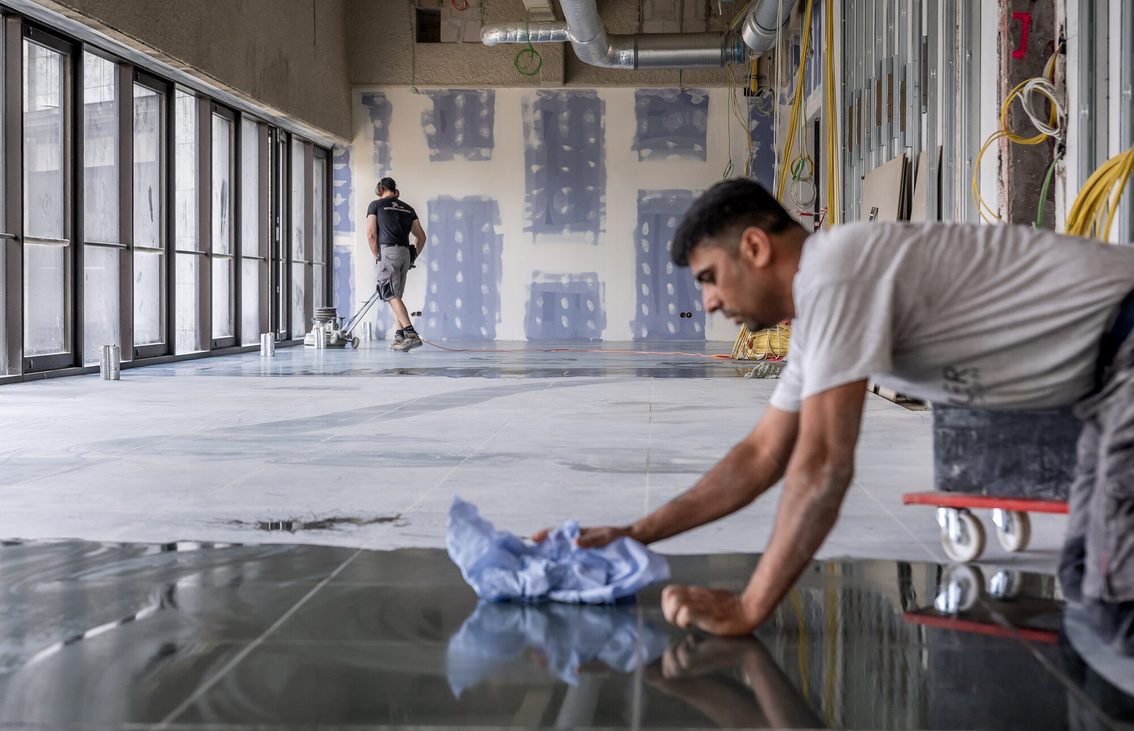 Zwei Männer arbeiten bei der Renovierung des Rathauses