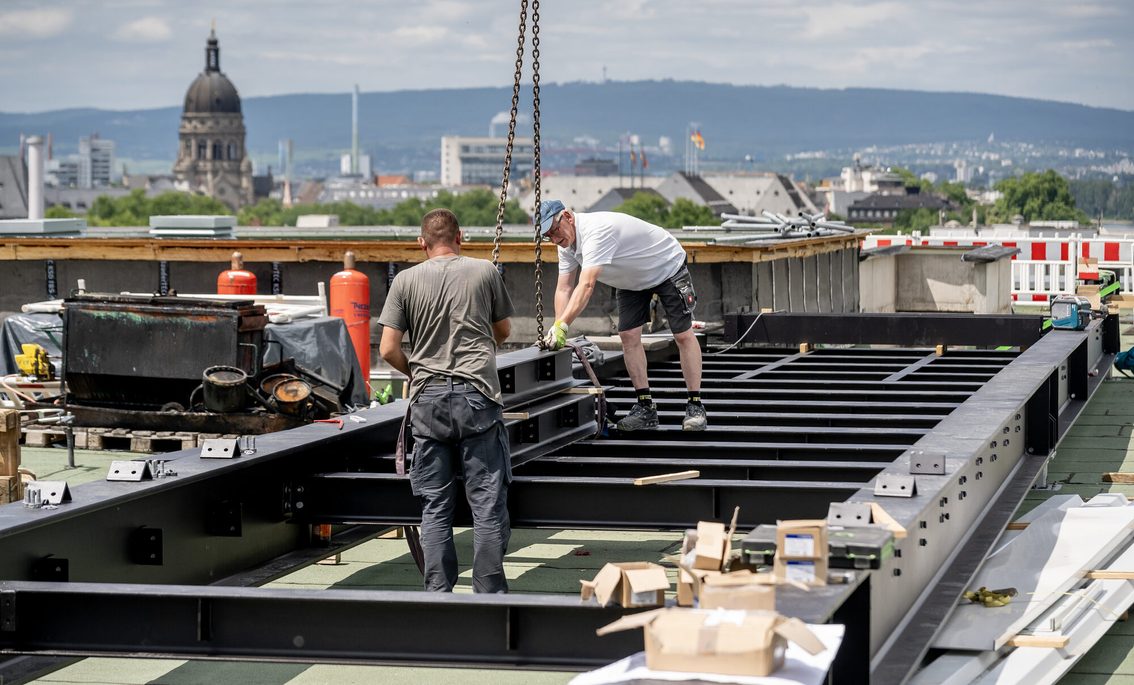 Zwei Männer arbeiten bei der Renovierung des Rathauses