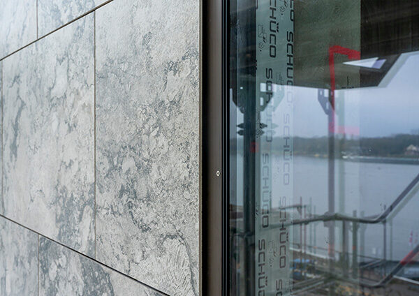 Rathausfassade mit Außenplatten und Fenster