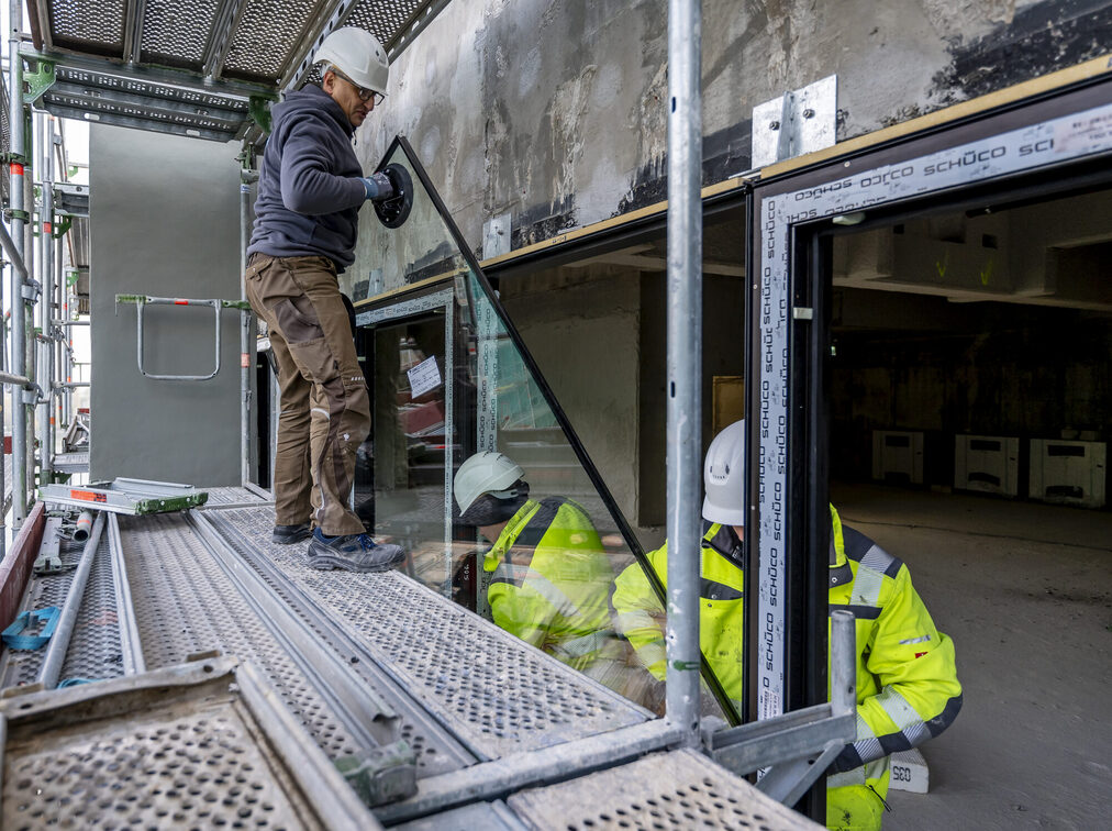 Gli operai edili lavorano all'interno e all'esterno.