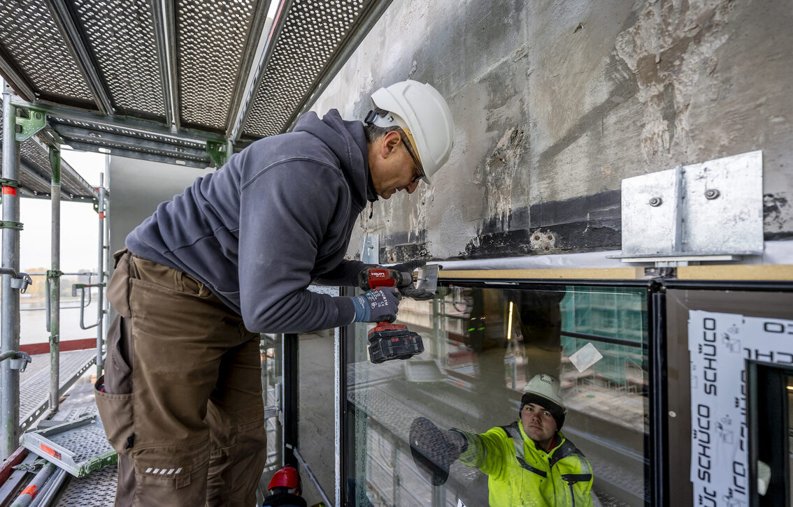 Gli operai edili lavorano all'interno e all'esterno.