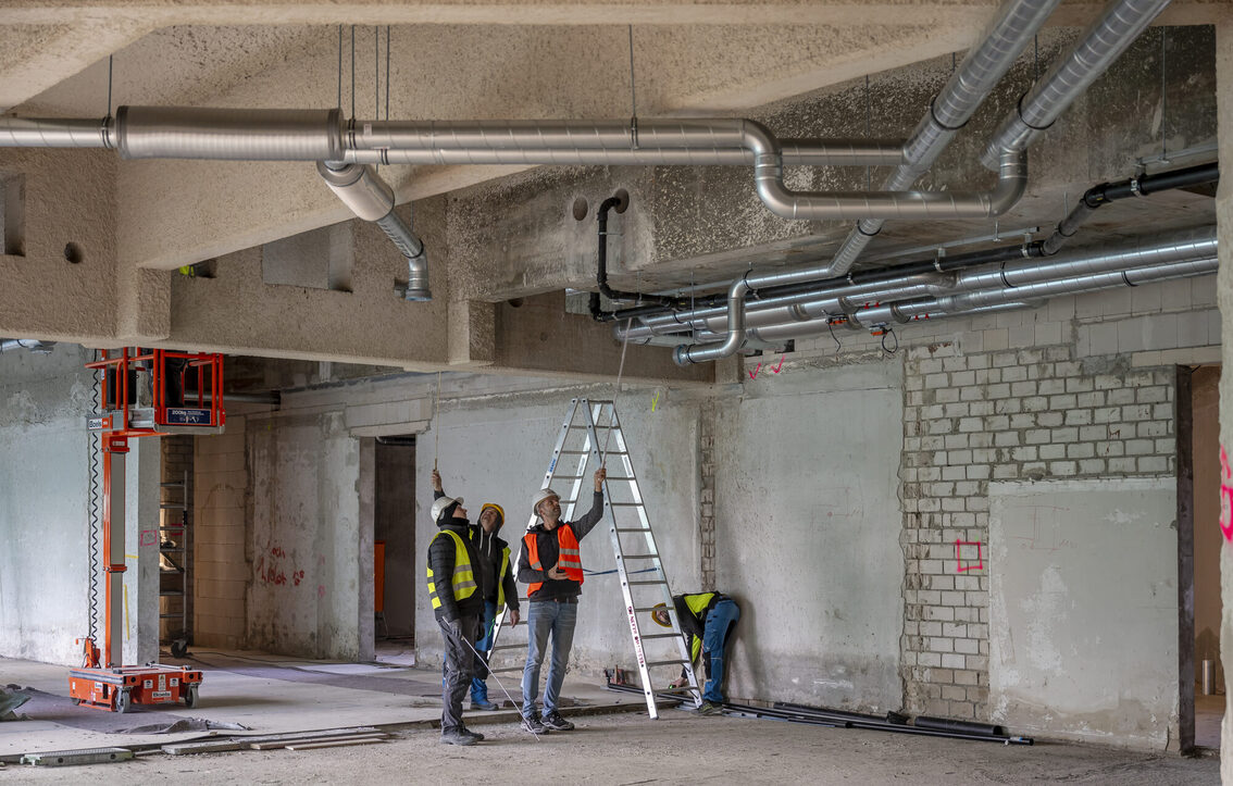 Quattro operai all'interno del cantiere del municipio