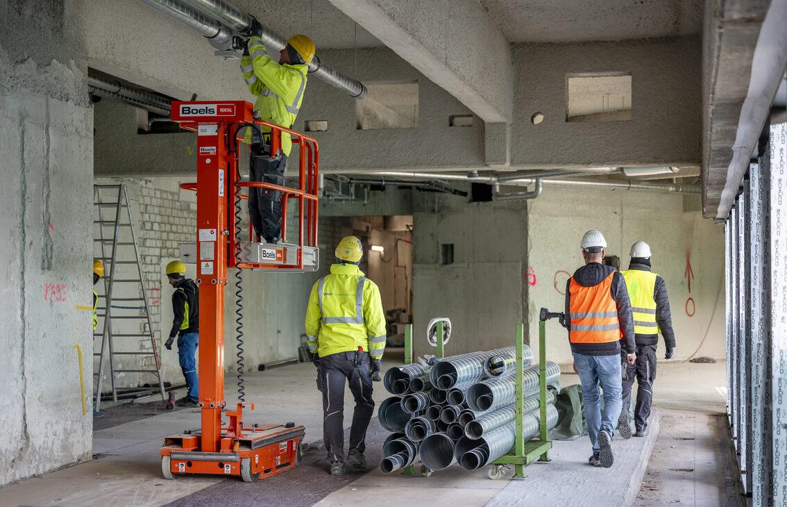 Operai edili lavorano nel municipio.
