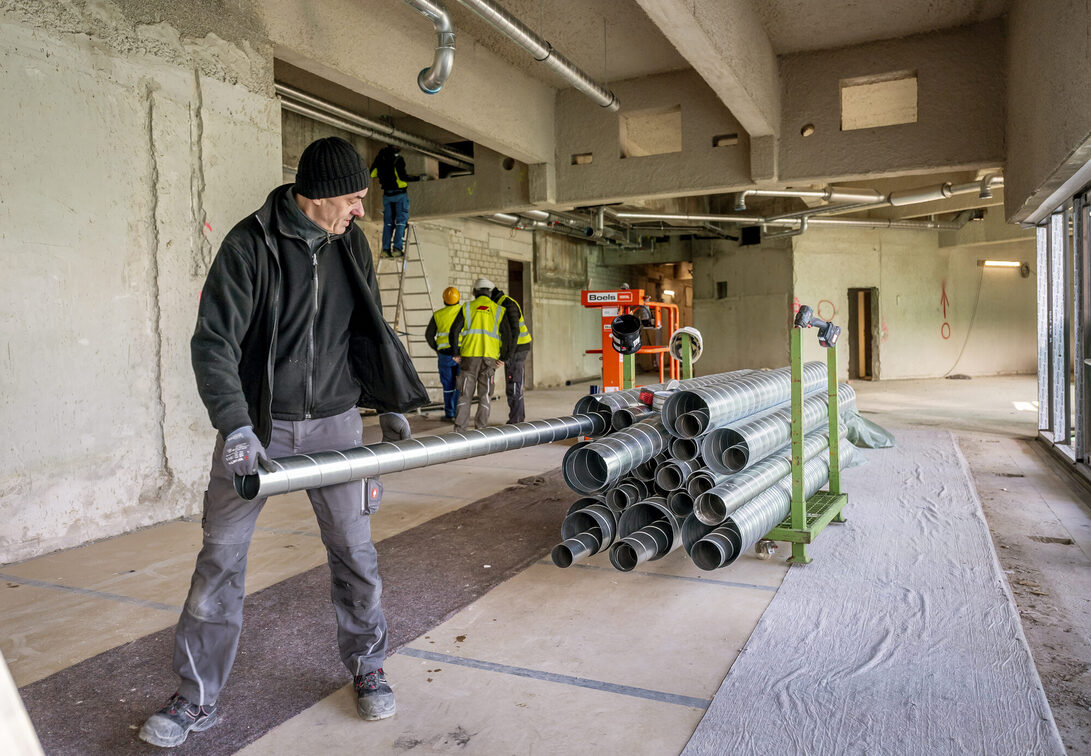 Lavoratori edili con tubi.