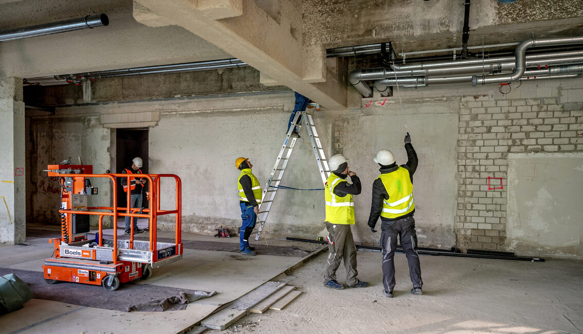 Operai edili lavorano nel municipio.